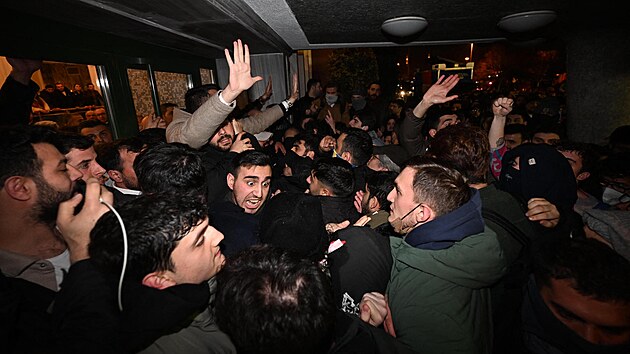 Turci protestuj� proti zat�en� istanbulsk�ho prim�tora Ekrema Imamoglua. Sn�mek poch�z� z Istanbulu. (20. b�ezna 2025)