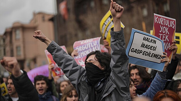 Turci protestuj� proti zat�en� istanbulsk�ho prim�tora Ekrema Imamoglua. Sn�mek poch�z� z Istanbulu. (20. b�ezna 2025)