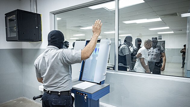 Spojen� st�ty vyhostily p�es dv� st� migrant�, v�t�inou Venezuelan�, do Salvadoru. Ameri�an� tvrd�, �e tito lid� jsou �leny venezuelsk�ho gangu Tren de Aragua. V Salvadoru skon�ili ve v�znici ve m�st� Tecoluca. (16. b�ezna 2025)