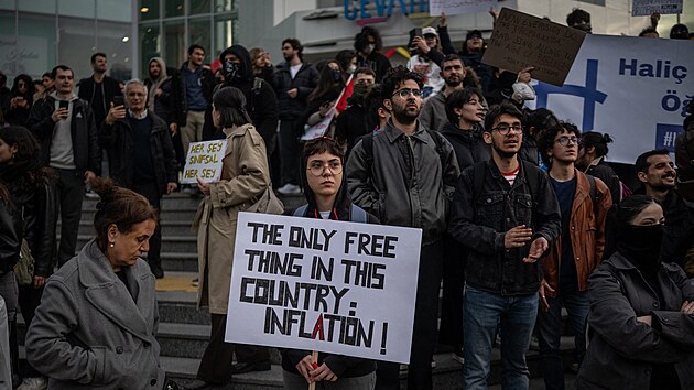 Turci protestuj� proti zat�en� istanbulsk�ho prim�tora Ekrema Imamoglua. Sn�mek poch�z� z Istanbulu. (27. b�ezna 2025)