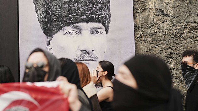 Turci protestuj� proti zat�en� istanbulsk�ho prim�tora Ekrema Imamoglua. Sn�mek, na kter�m proch�zej� kolem portr�tu zakladatele modern�ho Turecka Mustafy Kemala Atat�rka, poch�z� z Istanbulu. (27. b�ezna 2025)