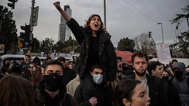 Turci protestuj� proti zat�en� istanbulsk�ho prim�tora Ekrema Imamoglua. Sn�mek poch�z� z Istanbulu. (27. b�ezna 2025)