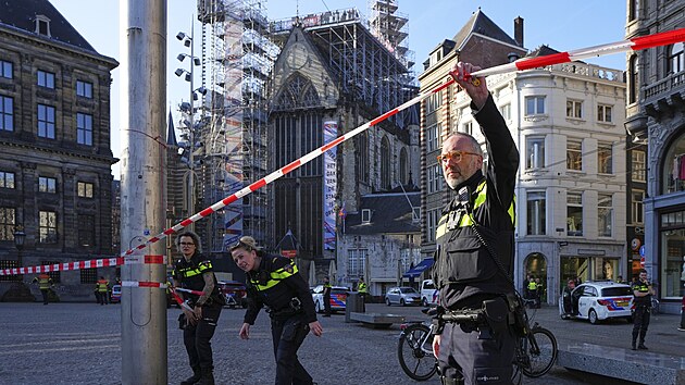 Nizozemsk� policie uzav�ela okol� n�m�st� Dam v Amsterdamu, kde nezn�m� �to�n�k pobodal n�kolik lid�. (27. b�ezna 2025)