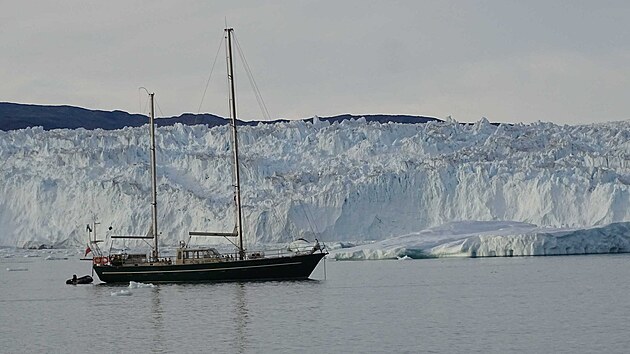 Expedin jachta Ocean A ped elem ledovcem Equp Sermia v zpadnm Grnsku.