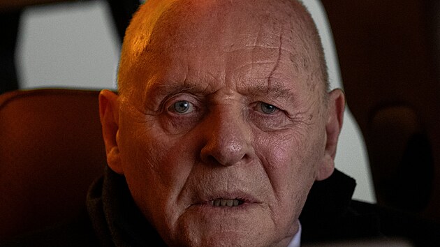 Anthony Hopkins ve filmu V pasti (2025)
