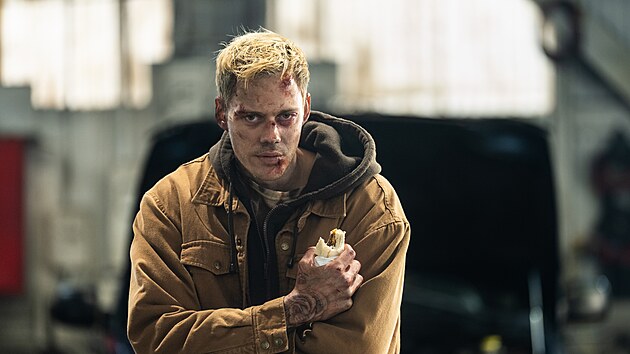 Bill Skarsgård ve filmu V pasti (2025)