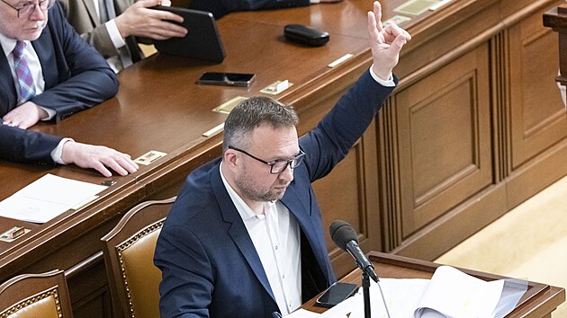 Ministr pr�ce a soci�ln�ch v�c� Marian Jure�ka z KDU-�SL p�i schvalov�n� nov� superd�vky (26. b�ezna 2025)