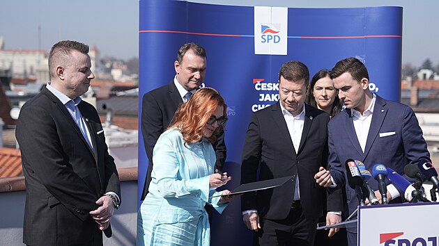 Politici SPD, Svobodných, Trikolory a PRO podepsali memorandum o spolupráci pro...