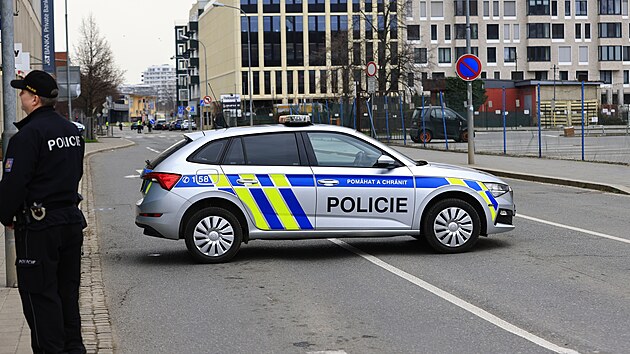 Policist� kv�li n�lezu nevybuchl� leteck� pumy na staveni�ti v brn�nsk� ulici Trnit� evakuovali okol�. (24. b�ezna 2025)
