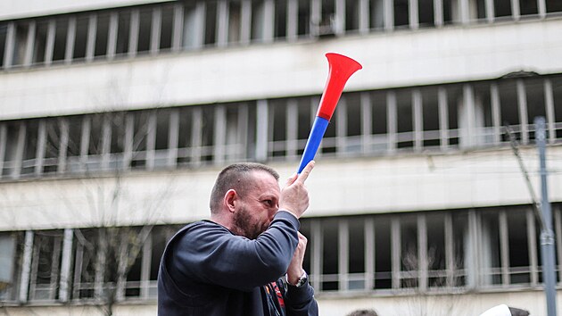 Tis�ce lid� protestovaly v B�lehrad� proti developersk�mu projektu Trumpova zet�. (24. b�ezna 2025)