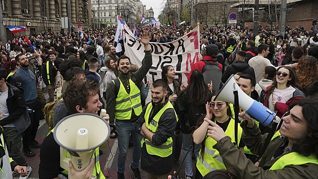 Tisce lid protestovaly v Blehrad proti developerskmu projektu Trumpova zet. (24. bezna 2025)