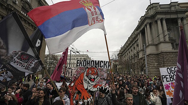 Tis�ce lid� protestovaly v B�lehrad� proti developersk�mu projektu Trumpova zet�. (24. b�ezna 2025)