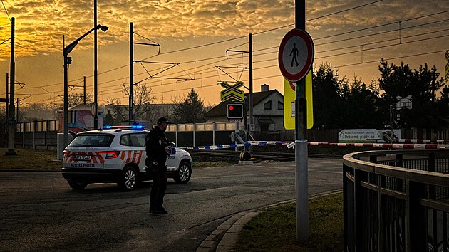 Strnci v Pardubicch museli kvli krdei kabel a pokozen zabezpeovacho zazen uzavt frekventovan eleznin pejezd v Daick ulici. (25. bezna 2025)