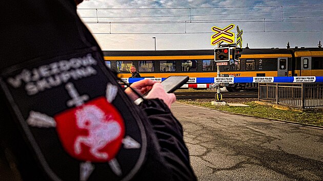 Strnci v Pardubicch museli kvli krdei kabel a pokozen zabezpeovacho zazen uzavt frekventovan eleznin pejezd v Daick ulici. (25. bezna 2025)