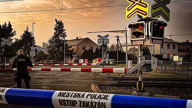 Strnci v Pardubicch museli kvli krdei kabel a pokozen zabezpeovacho zazen uzavt frekventovan eleznin pejezd v Daick ulici. (25. bezna 2025)