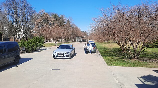 Mnoz� �idi�i si s parkov�n�m hlavu nel�mou. Auta jsou schopn� zaparkovat p��mo na promen�d� v Tyr�ov�ch sadech.