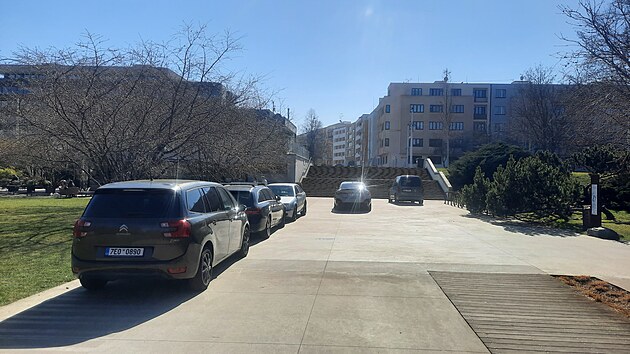 Mnoz� �idi�i si s parkov�n�m hlavu nel�mou. Auta jsou schopn� zaparkovat p��mo na promen�d� v Tyr�ov�ch sadech.