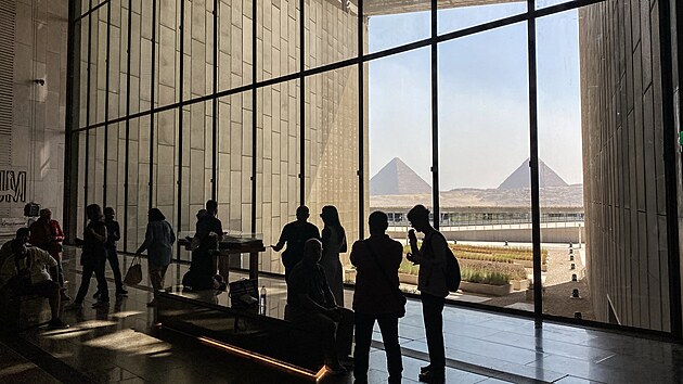 Muzeum nabízí pímý pohled na pyramidy v Gíze. (26. bezna. 2025)