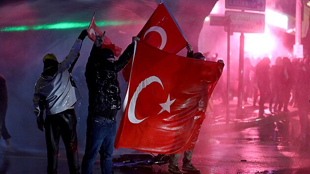 Des�tky tis�c lid� protestovaly proti zat�en� Erdoganova rivala Imamoglua. (23. b�ezna 2025)