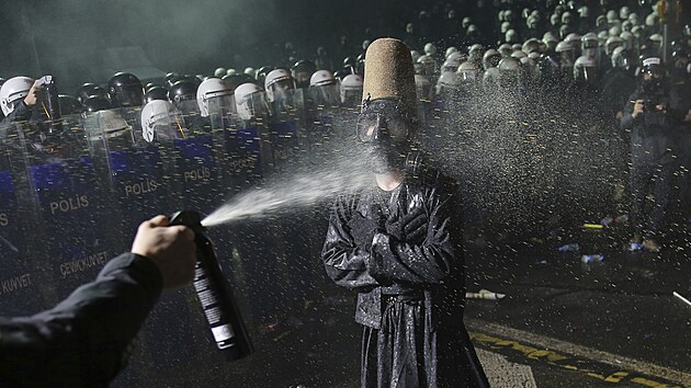 Des�tky tis�c lid� protestovaly proti zat�en� Erdoganova rivala Imamoglua. (23. b�ezna 2025)