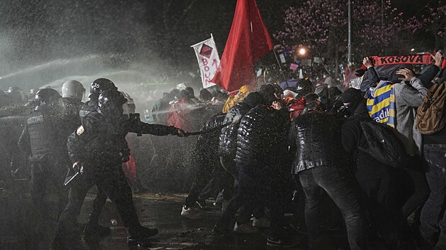 Des�tky tis�c lid� protestovaly proti zat�en� Erdoganova rivala Imamoglua. (23. b�ezna 2025)