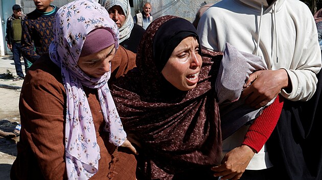 Palestinsk ena v zrmutku nad smrt blzkch po izraelskm toku na jihu Psma Gazy (23. bezna 2025)
