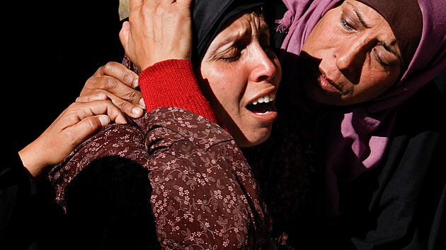 Palestinsk� �ena v z�rmutku nad smrt� bl�zk�ch po izraelsk�m �toku na jihu P�sma Gazy (23. b�ezna 2025)