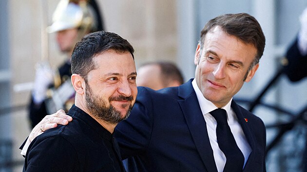 Ukrajinsk� prezident Volodymyr Zelenskyj s francouzsk�m prezidentem Emmanuelem Macronem na summitu o m�ru a bezpe�nosti Ukrajiny (27. b�ezna 2025)