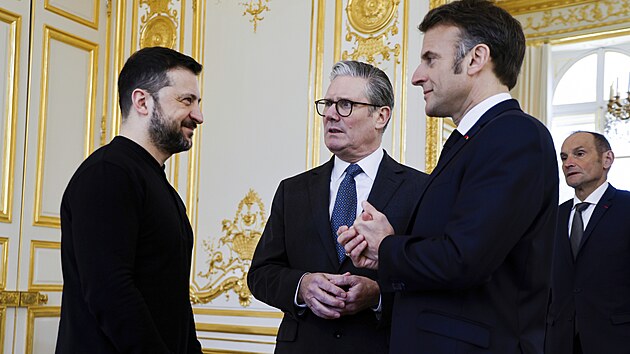 Volodymyr Zelenskyj, Emmanuel Macron a Keir Starmer na summitu o m�ru a bezpe�nosti Ukrajiny (27. b�ezna 2025)