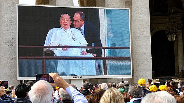Po�ehn�n� pape�e Franti�ka sledovaly davy v���c�ch na velkoplo�n� obrazovce ve Vatik�nu. (23. b�ezna 2025)
