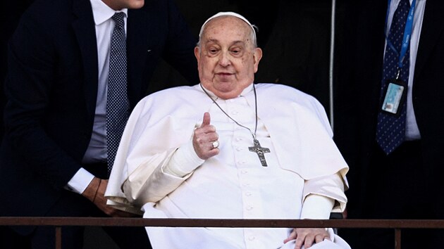 Po�ehn�n� pape�e Franti�ka sledovaly davy v���c�ch na velkoplo�n� obrazovce ve Vatik�nu. (23. b�ezna 2025)