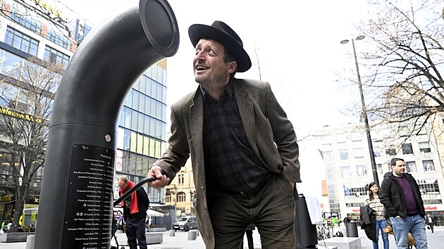 Autor projektu Ondej Kobza uvedl do provozu Poesiomat na Vclavskm nmst. (25. bezna 2025)