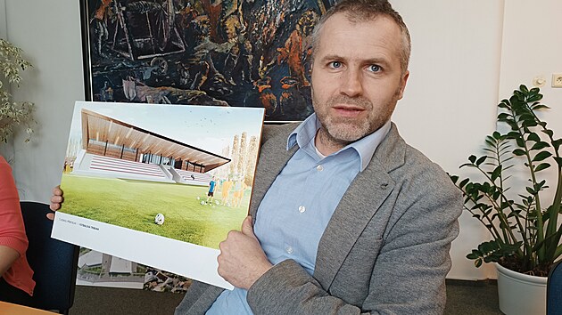 Starosta Martin Kamard ukazuje podobu nov oboustrann tribuny mezi fotbalovm hitm a kurty. Z tto strany bude mon sledovat fotbal.