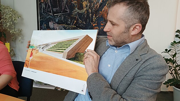 Starosta Martin Kamard ukazuje podobu nov oboustrann tribuny mezi fotbalovm hitm a kurty. Tato strana bude otoen k volejbalovm, nohejbalovm a tenisovm kurtm.