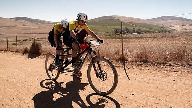 Z�vod nevidom� sportovec Ond�ej Zme�kal jede na tandemov�m kole s Markem Peterkou.