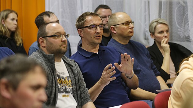 Jednn zastupitel Stonaova o ppadnm rozen chystanho vtrnho parku bylo i kvli velmi poetn asti veejnosti msty emotivn a napjat. Atmosfru v mstysi vak peci jen snad pomohlo uklidnit.
