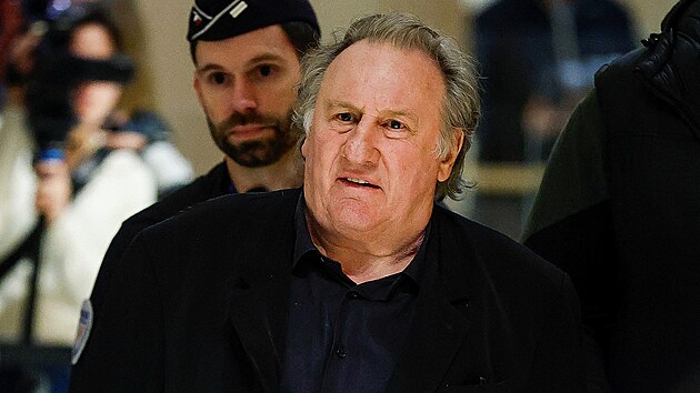Grard Depardieu pichz k soudu v Pai (24. bezna 2025)