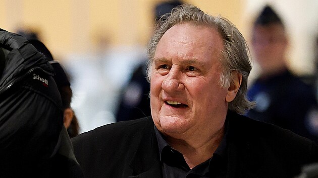 G�rard Depardieu p�ich�z� k soudu v Pa��i (24. b�ezna 2025)