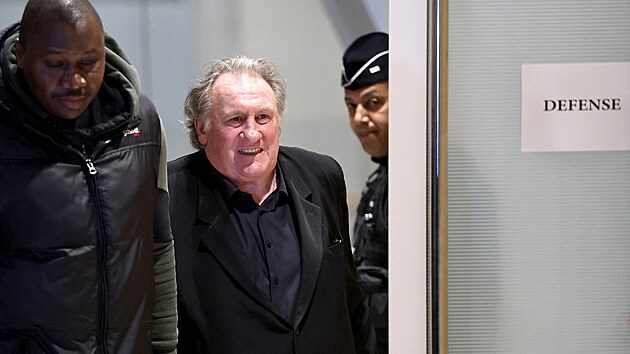 G�rard Depardieu p�ich�z� k soudu v Pa��i (24. b�ezna 2025)