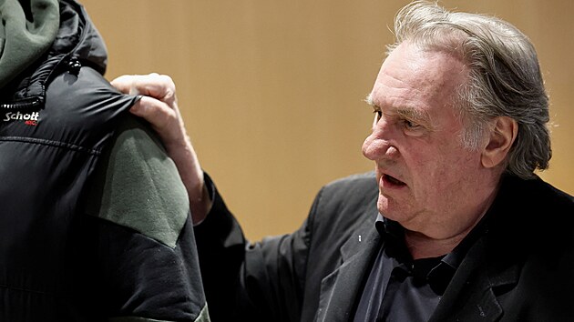 G�rard Depardieu p�ich�z� k soudu v Pa��i (24. b�ezna 2025)