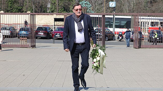 Hudebn� skladatel Zden�k Bart�k p�ich�z� na posledn� rozlou�en� s Josefem Z�mou (21. b�ezna 2025).