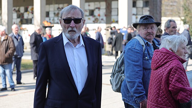 Herec Ladislav Frej na posledn�m rozlou�en� s Josefem Z�mou v pra�sk�ch Stra�nic�ch (21. b�ezna 2025)