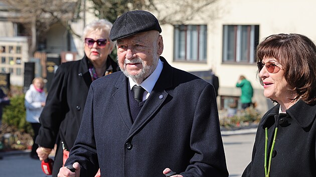 Hudebn�k a trumpetista V�clav Hyb� na posledn�m rozlou�en� s Josefem Z�mou v pra�sk�ch Stra�nic�ch (21. b�ezna 2025)