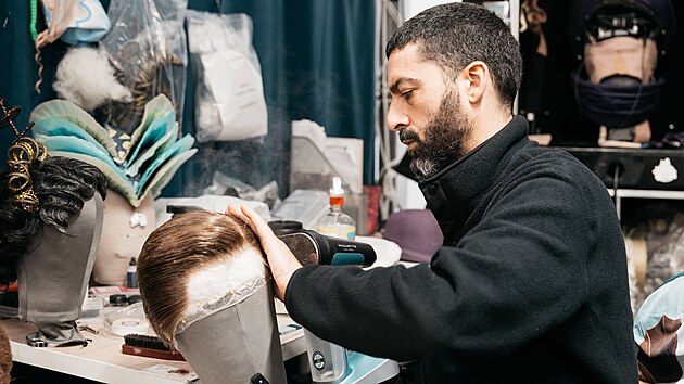 Z�kulis� Cirque de Soleil. V kostym�rn� se p�ipravuje nejen oble�en�. (19. b�ezna 2025)
