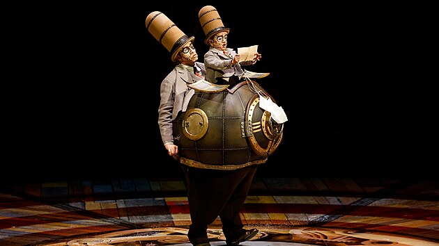 Pan Mikrokosmos v show KURIOS - Kabinet kuriozit. Jeho kost�m v�� t�m�� dev�t kilo, kdy� nepo��t�me dal��ho ��inkuj�c�ho, kter� je v jeho kost�mu doslova usazen.