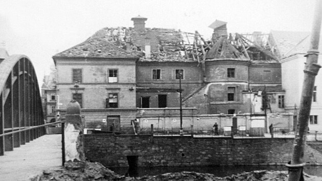 Kvli silnmu bonmu vtru spadla ada leteckch pum i na civiln cle. Toto je Jihoesk divadlo po zsahu. Vlevo je pak vidt st Zlatho mostu, kde jet dodnes mete najt stopy po bombardovn.