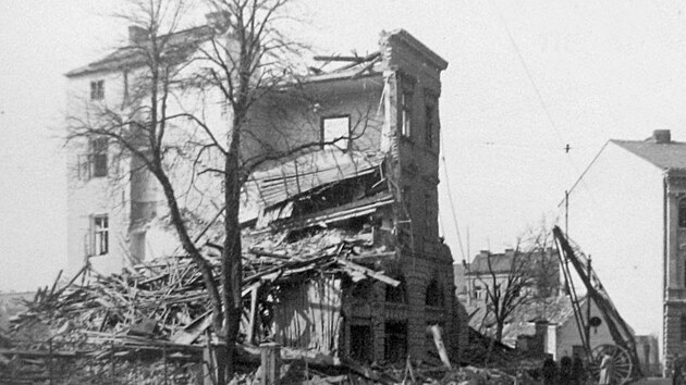 ikova tda. Tady vidme u centrum msta. Na mst pumami znienho domu je dnes kiovatka s echovou ulic.