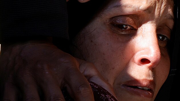 Palestinsk� �ena v z�rmutku nad smrt� bl�zk�ch po izraelsk�m �toku na jihu P�sma Gazy (23. b�ezna 2025)