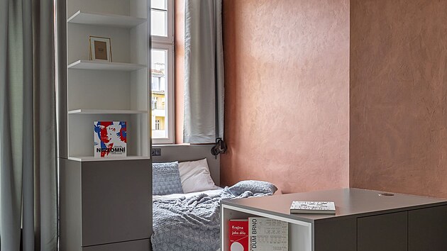 V�klenek �irok� 170 cm, kde b�vala mal� kuchy�ka, vyu�ila design�rka jako prostor pro l��ko.