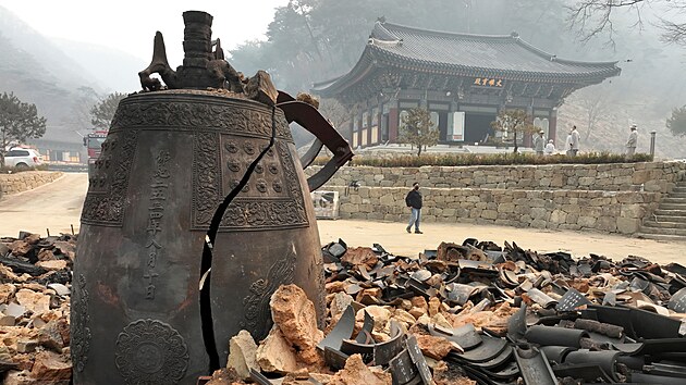 Rozbit� zvon na zbytc�ch pavilonu chr�mu Goun v jihokorejsk�m m�st� Uiseong. (26. b�ezna 2025.)